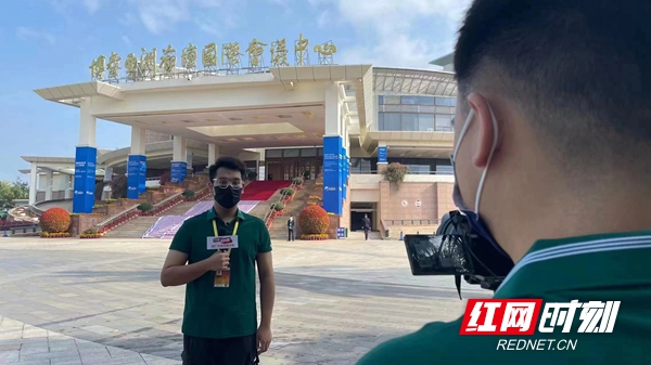 用纸笔和镜头聚焦博鳌论坛 他们是全国高校唯一参会的学生记者团休闲区蓝鸢梦想 - Www.slyday.coM