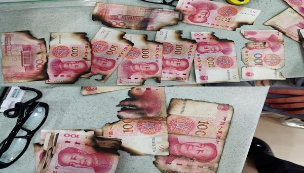 邮储银行松桃县支行为客户兑换火烧币