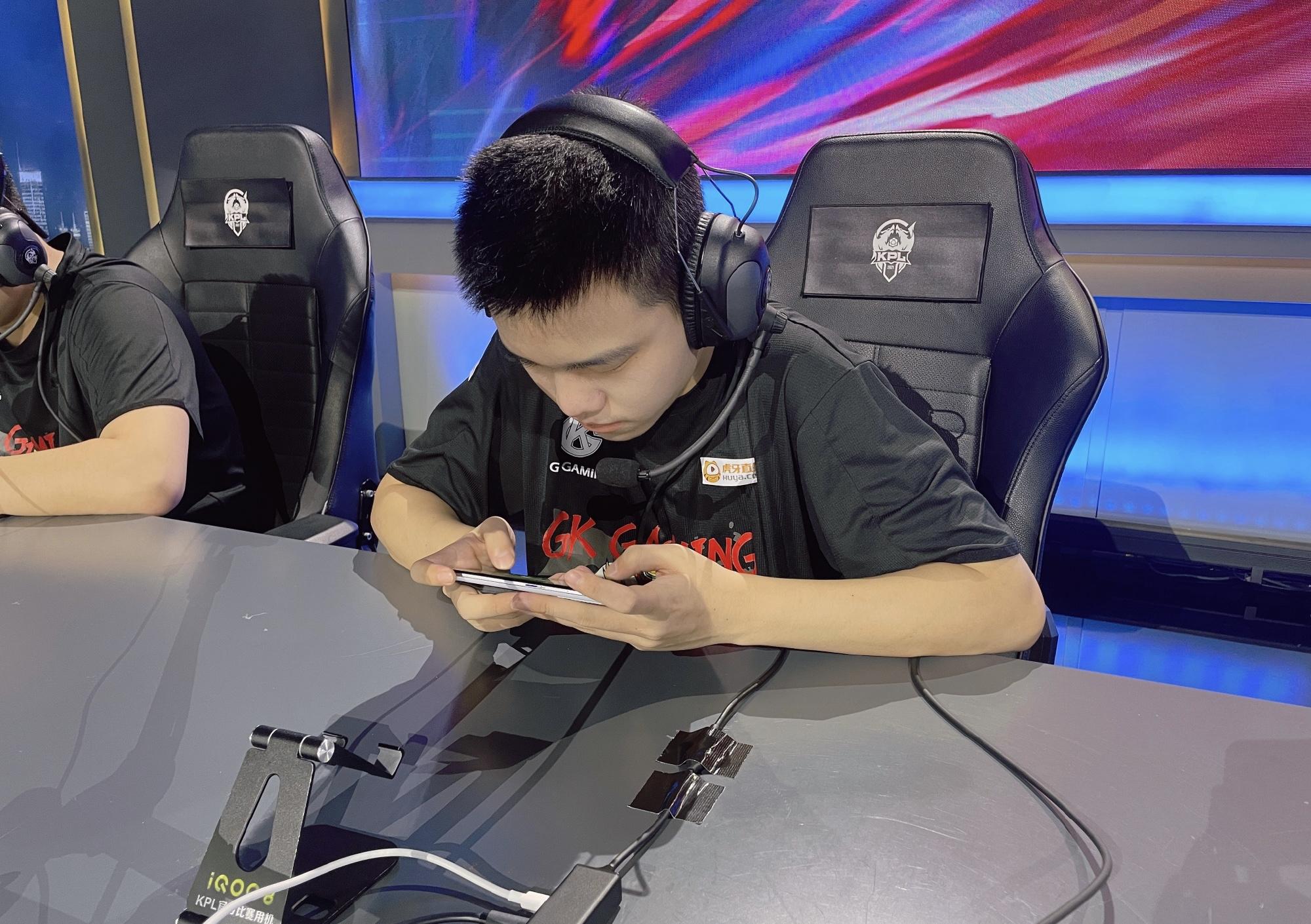 2021年上半年,一直等不到上场机会的胡明超也曾打过退堂鼓,但又觉得心