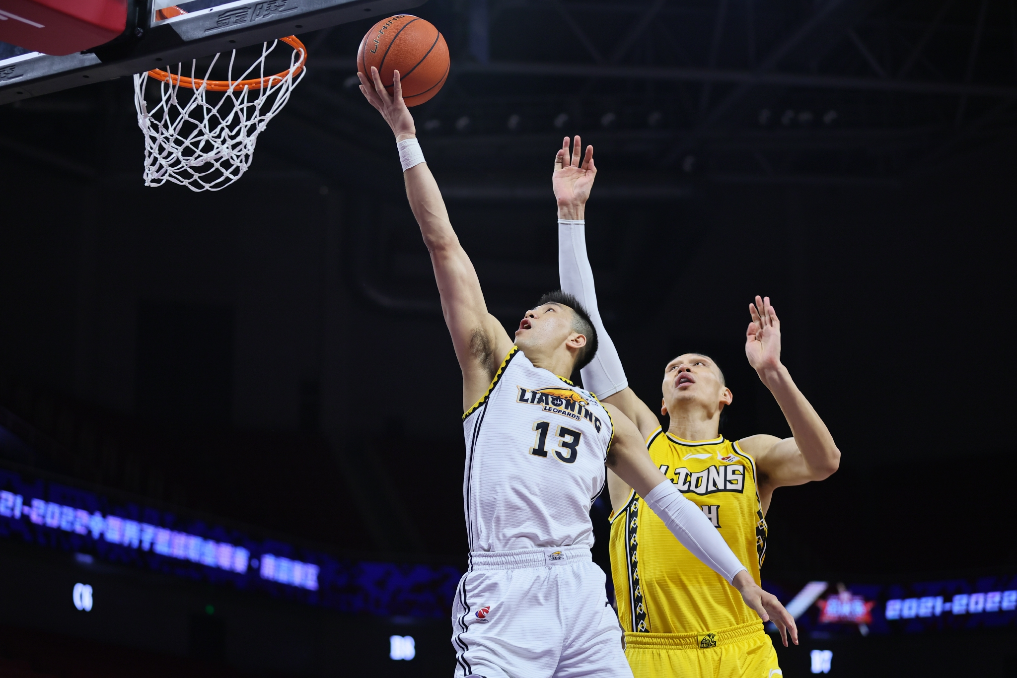 郭艾伦在比赛中突破.