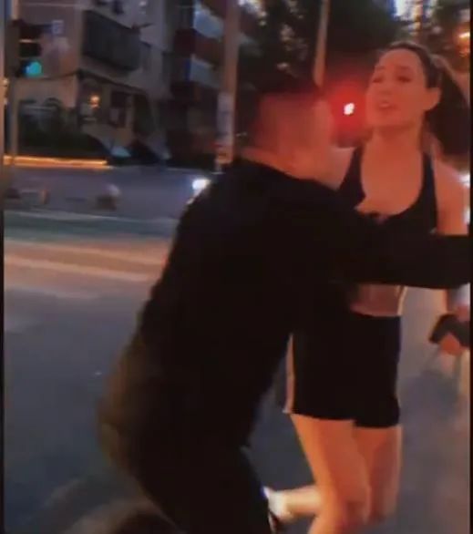 谷爱凌跑步时被一男子拦停合影不让走！男子事后道歉：别喷我，中国人保护中国人休闲区蓝鸢梦想 - Www.slyday.coM