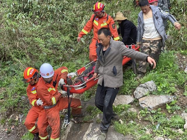 农妇山中采摘天蒜不慎坠崖 重庆消防员冒雨救援休闲区蓝鸢梦想 - Www.slyday.coM