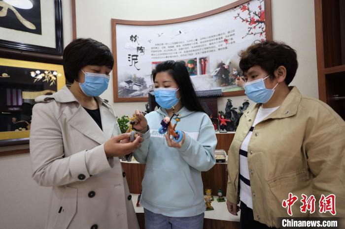 河北平乡“90后”农家女孩巧手制陶领村民致富休闲区蓝鸢梦想 - Www.slyday.coM