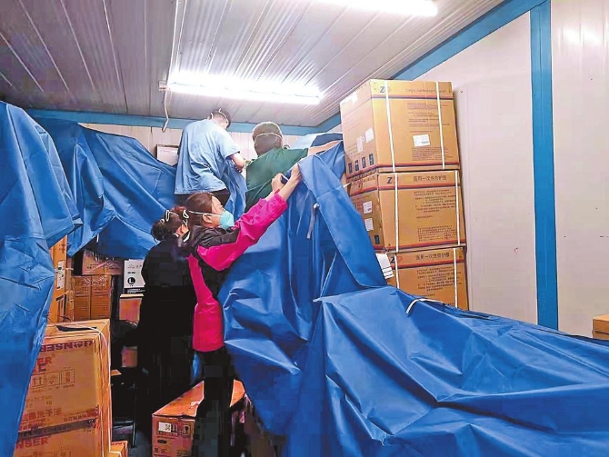 沪滇友谊舱后勤保障人员连夜搭建防雨通道