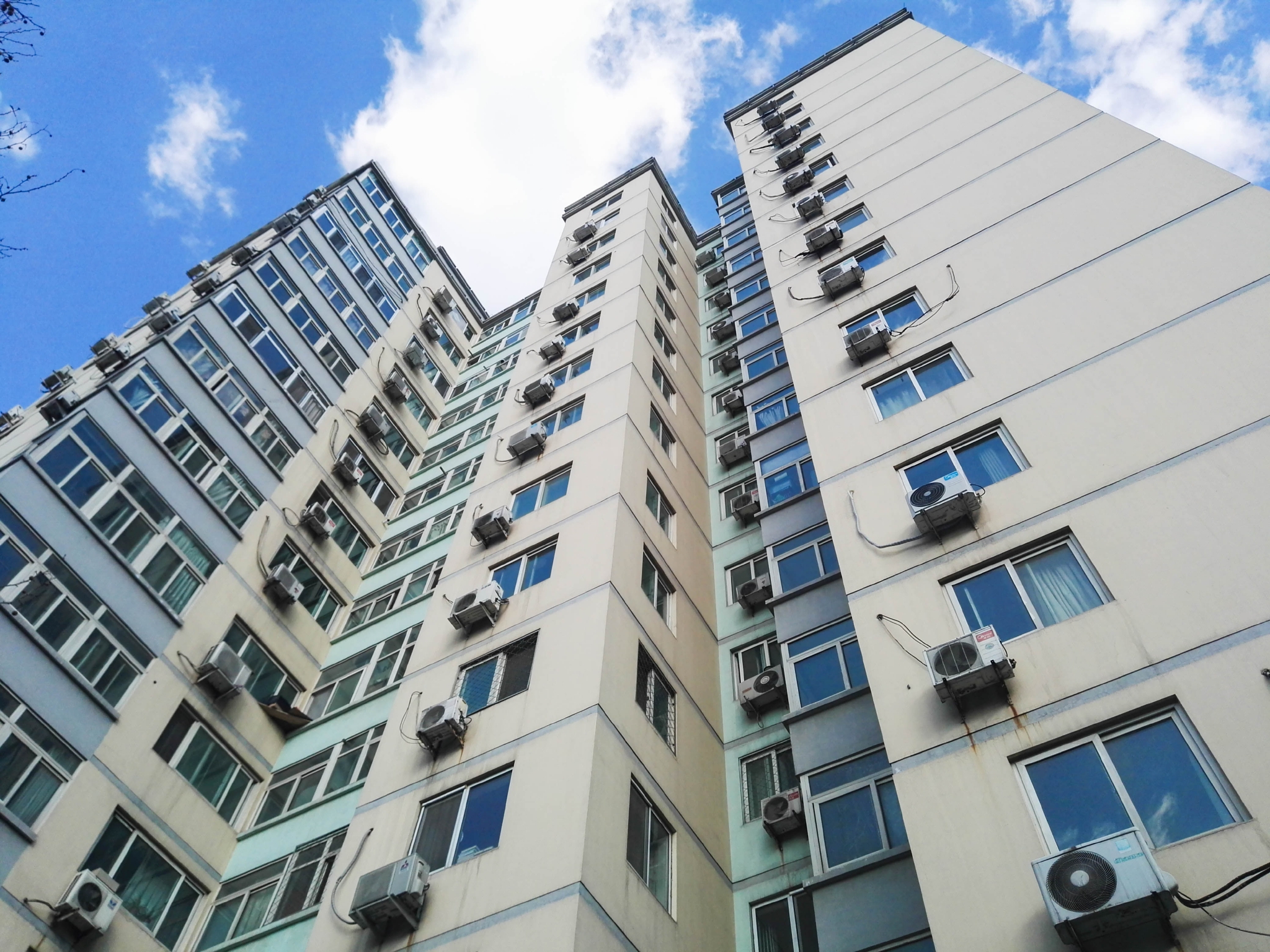 同一小区限价房与商品房被隔开业主起诉获赔3万元