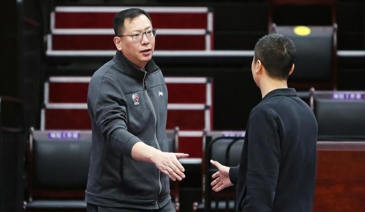 辽宁队助理教练吴乃群一路实属不易辽篮终于勇夺冠军今夜无眠