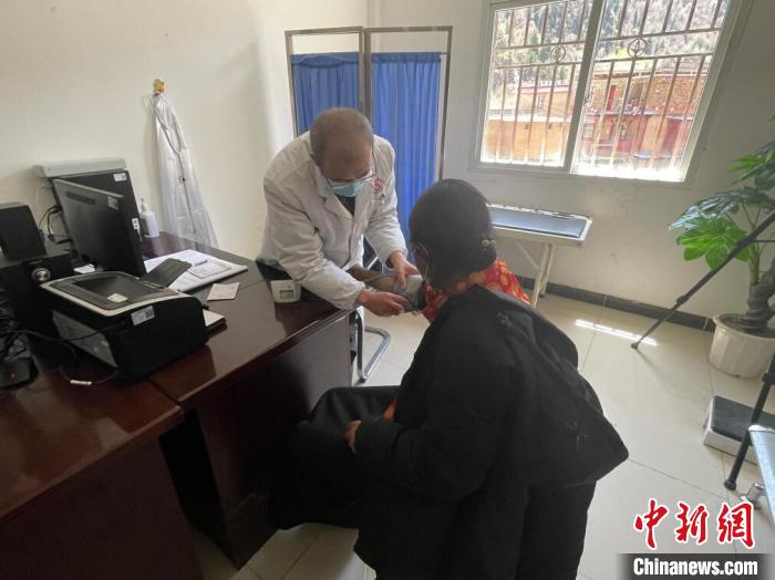 杨天奎为病人看病. 罗婕 摄