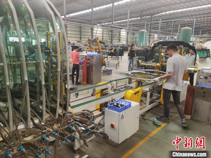 图为北海信义玻璃产业园汽车玻璃生产线.