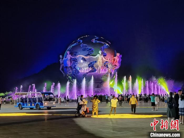 天下第一滩广西北海银滩灯光秀炫彩夺目