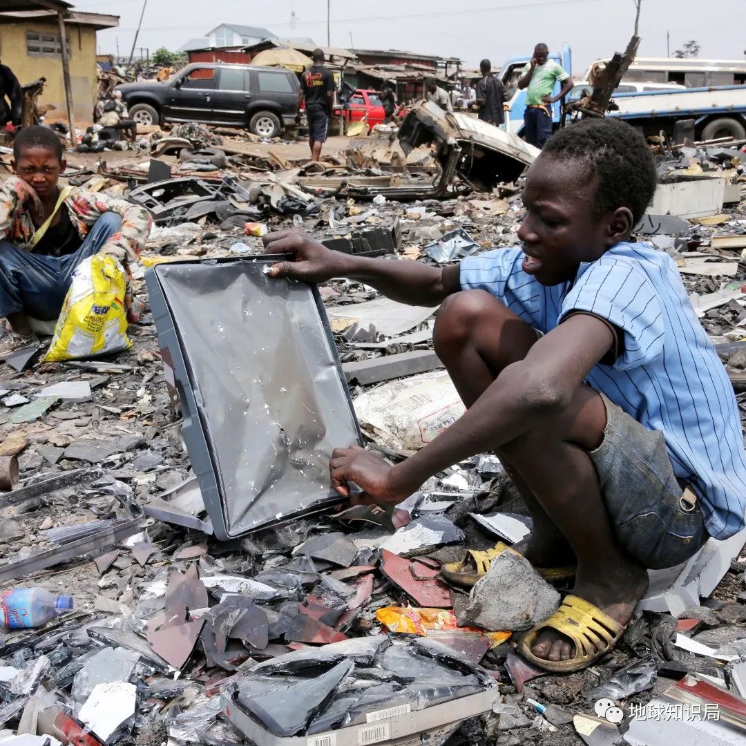 该国首都郊区沦为洋垃圾之城