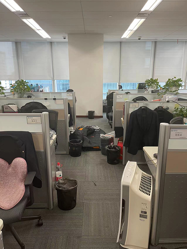 封控期间,员工在办公室打地铺睡觉.