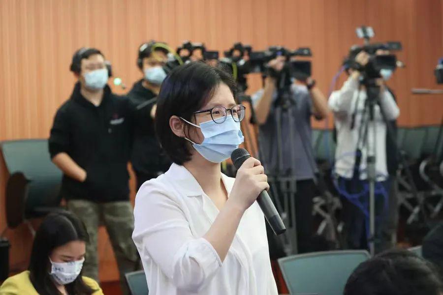 深圳特区报的记者罗莉琼除了蹲守新闻发布会,把第一手报道火速带回