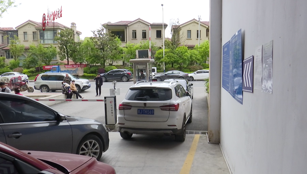 顶配变低配，五年不交停车费？贵阳一小区业主被物业堵了5次，物业回应……休闲区蓝鸢梦想 - Www.slyday.coM