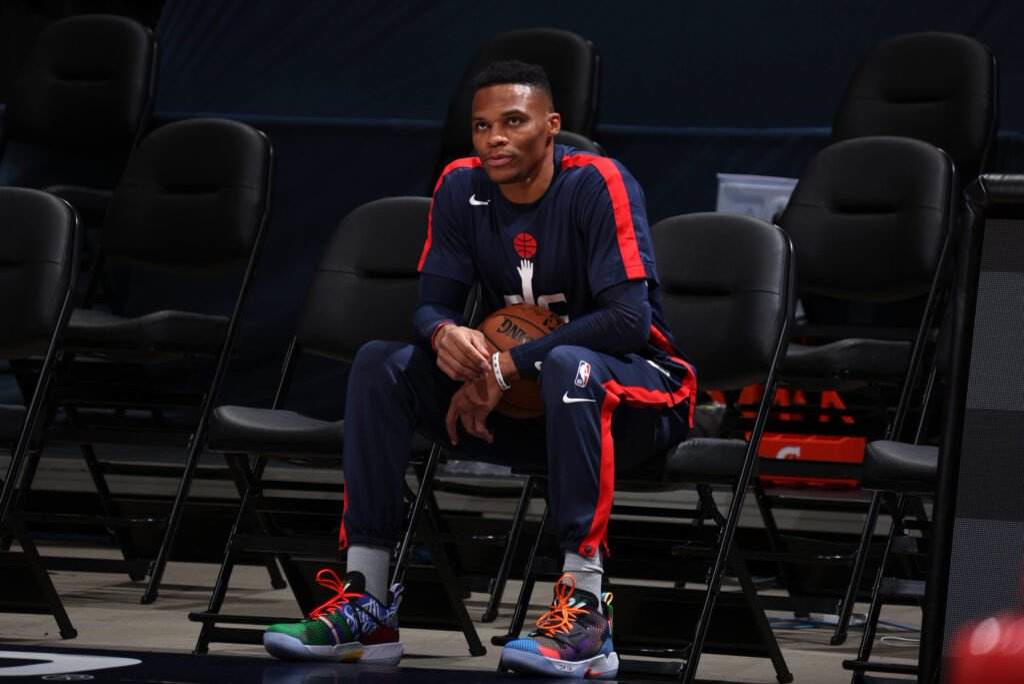 威斯布鲁克在湖人处于辅助的位置却要承受核心的压力