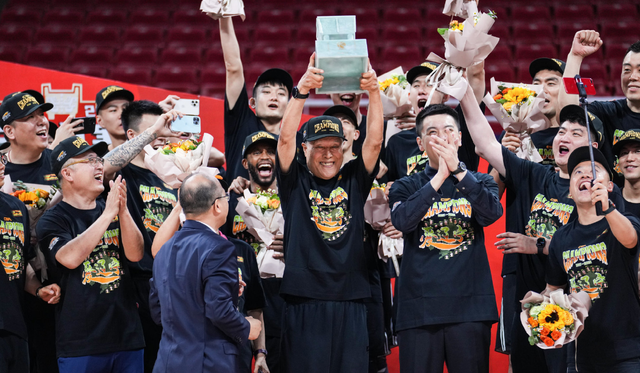 辽宁男篮夺冠后杨鸣难掩喜悦郭艾伦记录瞬间姚明缺席颁奖礼