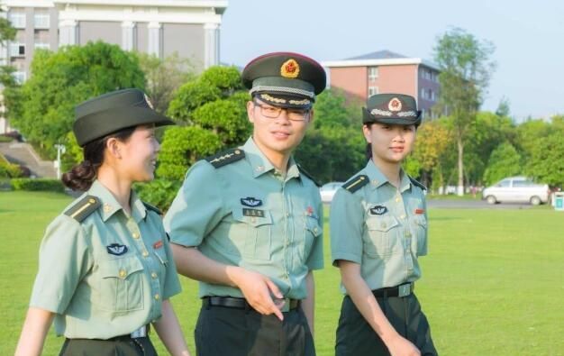 军队文职和公务员哪个更好，哪种更适合学生报考，对比后了解了休闲区蓝鸢梦想 - Www.slyday.coM