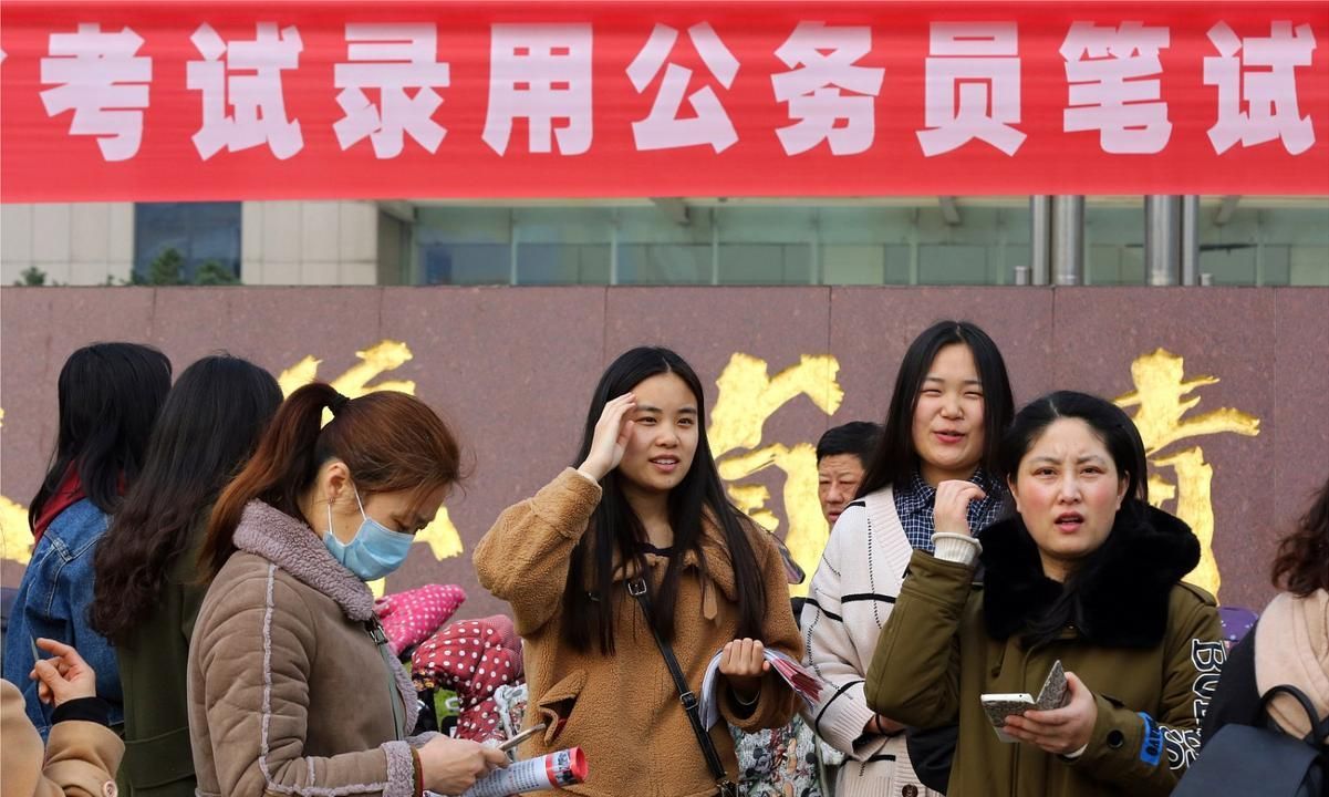 军队文职和公务员哪个更好，哪种更适合学生报考，对比后了解了休闲区蓝鸢梦想 - Www.slyday.coM