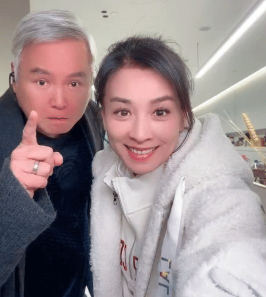 张庭林瑞阳现身机场手抱妈祖佛像行色匆匆全程低头像逃难