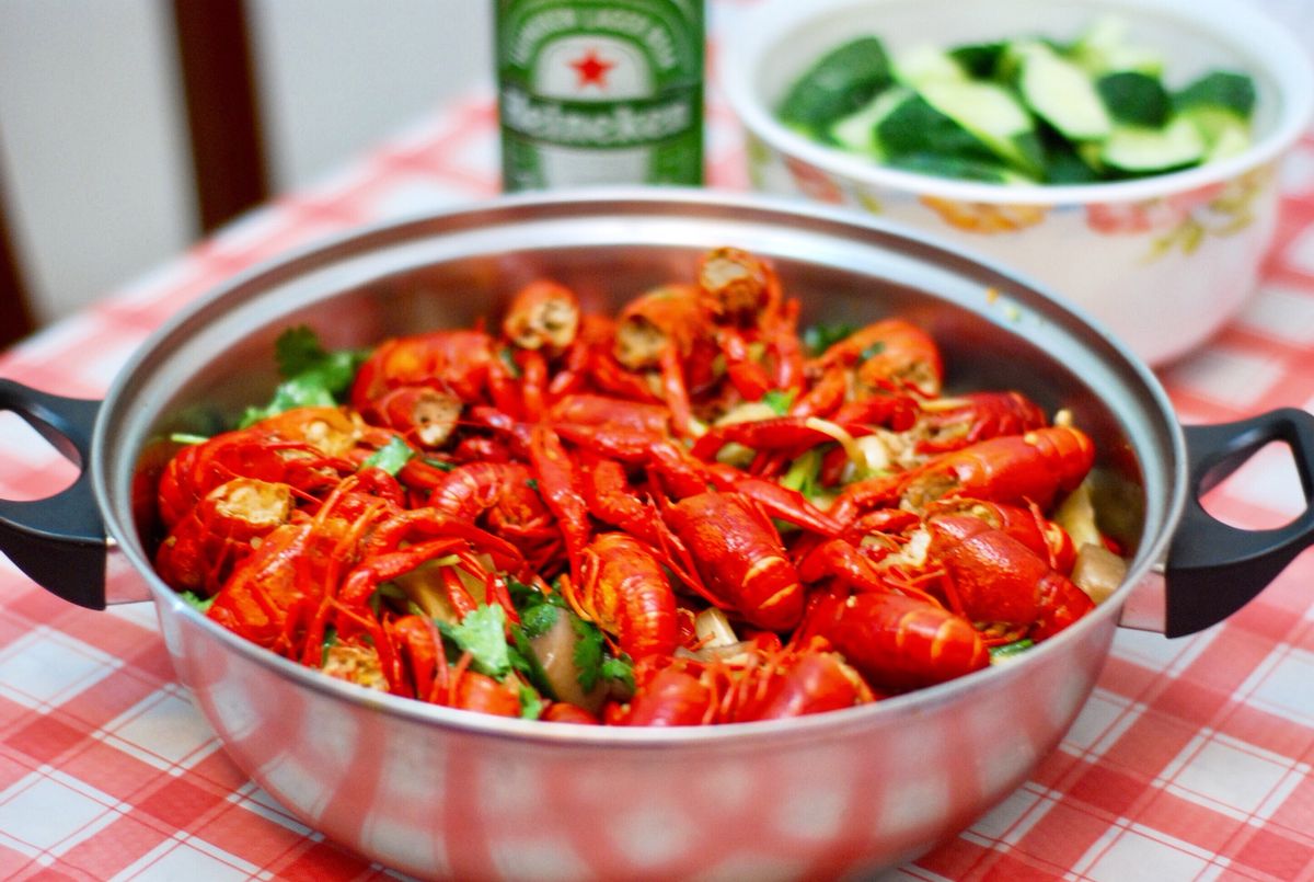 到吃小龙虾的季节啦教你做正宗的香辣小龙虾做法