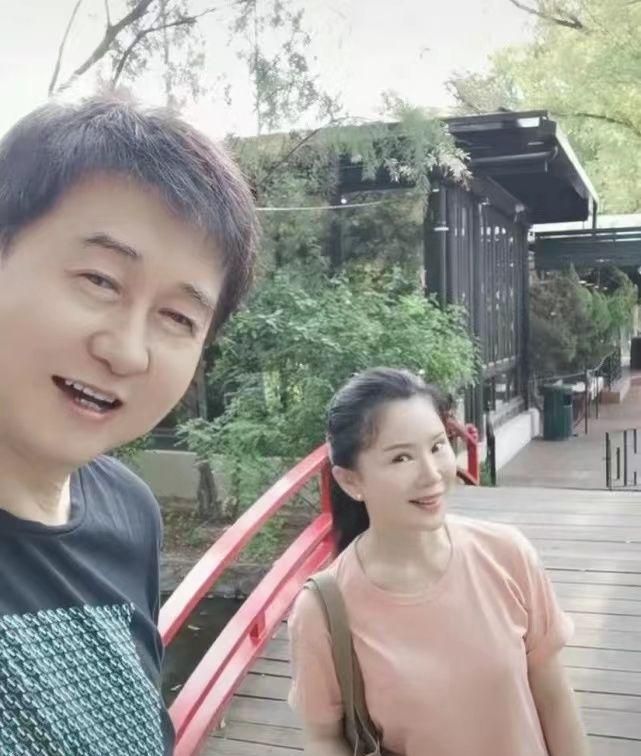 任静穿运动装在化妆间跳操健康阳光有活力脸却浮肿很不自然