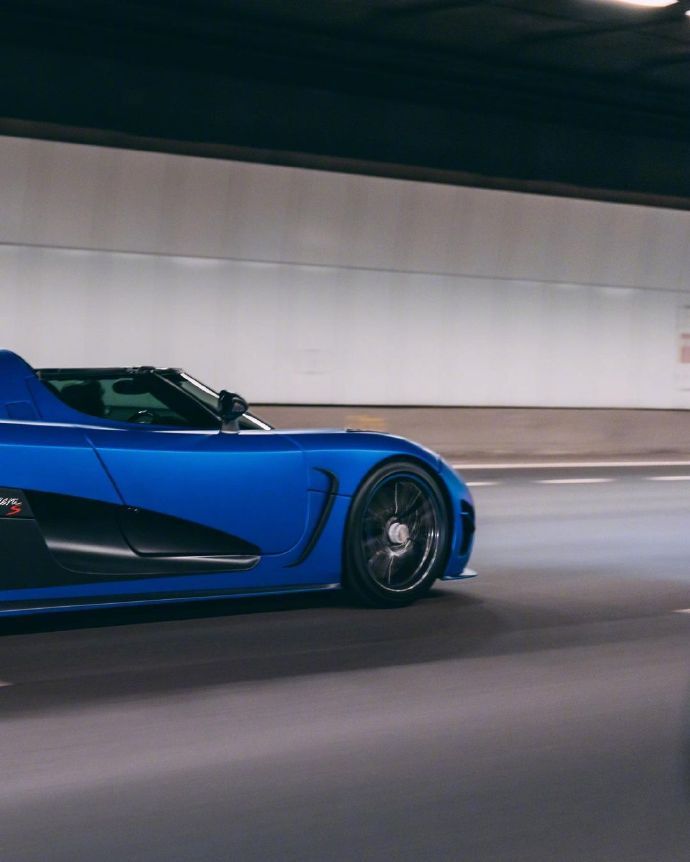 蓝色柯尼赛格koenigseggageras