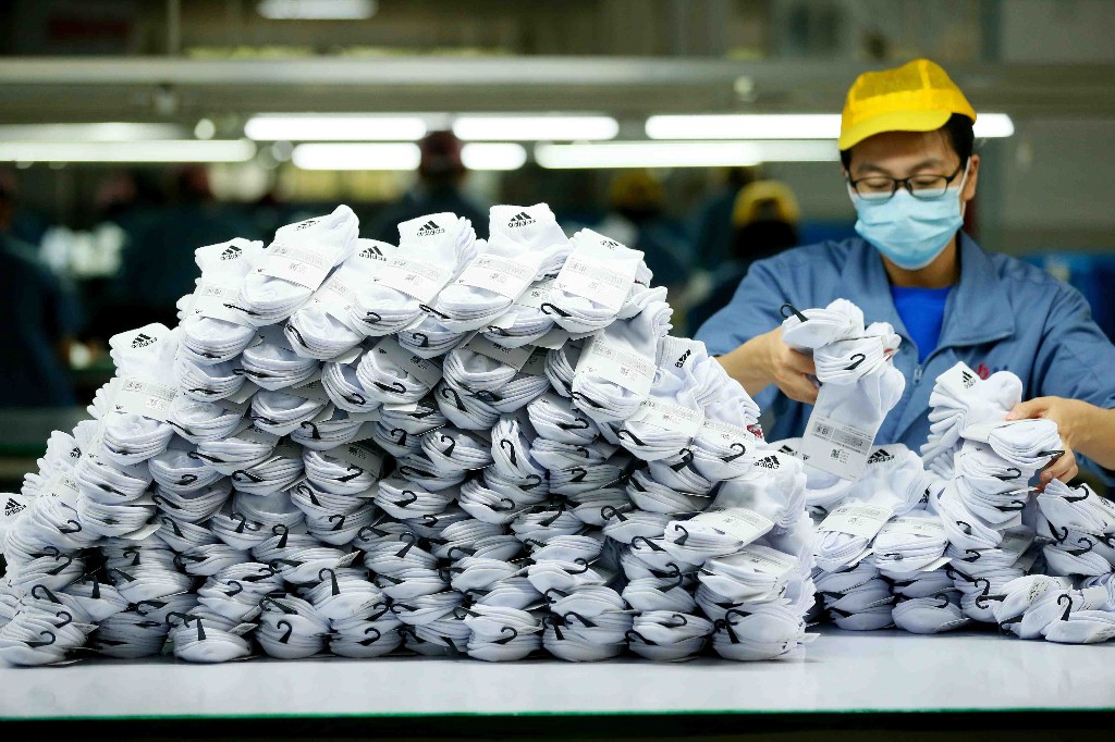 图为4月27日,在青岛市即墨区的青岛华盛袜业有限公司生产车间,制袜