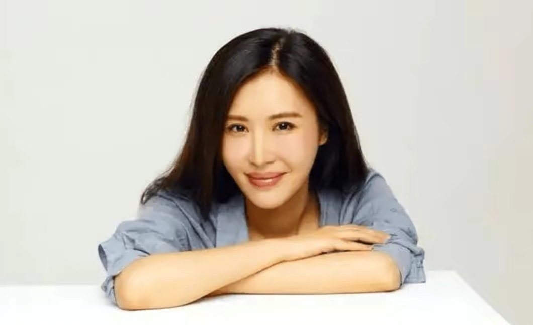 71岁王石妻子大秀好身材41岁田朴珺面容姣好腰身纤细美腿抢镜