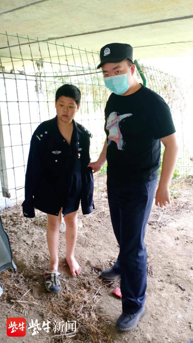 民警经过询问和现场走访,了解到小男孩名字叫戴某辰,今年10岁,家住