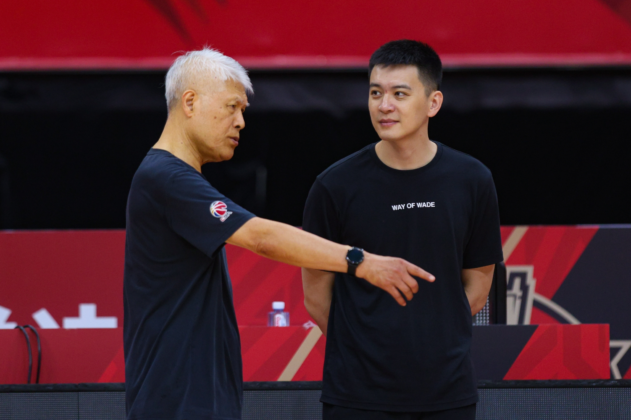 蒋兴权指点杨鸣.