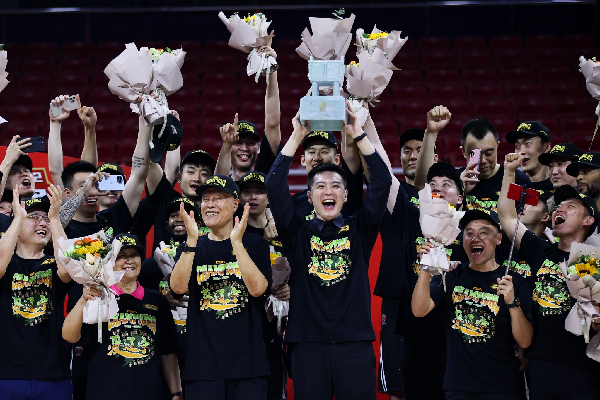 杨鸣作为球员和教练都捧起了cba冠军奖杯.