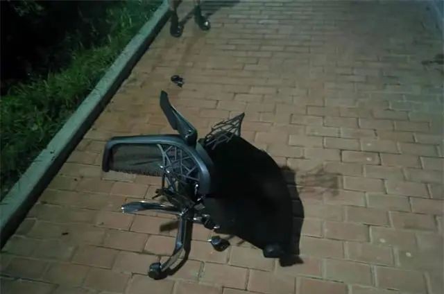 获刑6个月！男子与女友吵架从15楼扔下电脑椅......休闲区蓝鸢梦想 - Www.slyday.coM