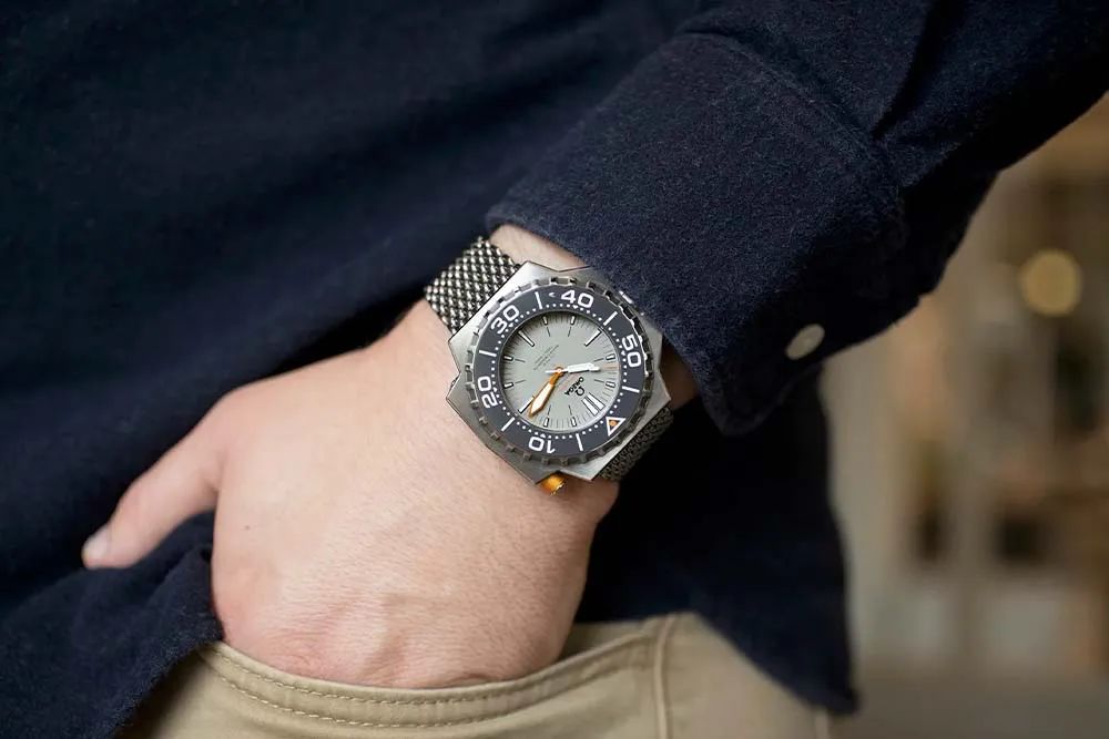 男士手表戴左手还是右手手表的戴法有讲究到底戴在哪只手更好呢