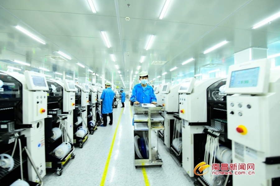 4月25日上午,在南昌高新区江西美晨通讯有限公司,工人们正在抓紧生产