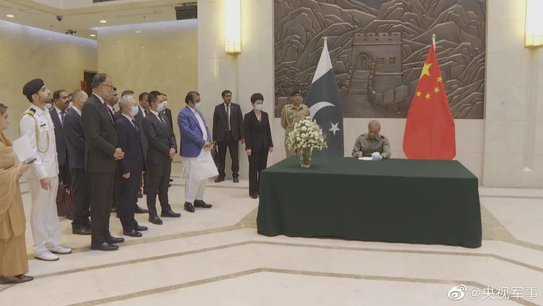 巴基斯坦新任总理夏巴兹·谢里夫赴中国驻巴使馆，悼念遇难者。