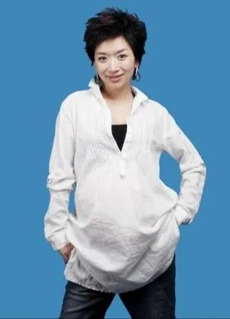 主持人王芳,嫁大15岁丈夫,怀孕8个月还在工作