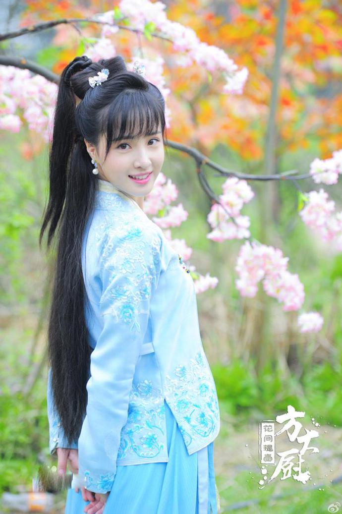 势头正劲的她转身又进了该剧的姐妹篇《人间烟火花小厨》的剧组,依旧