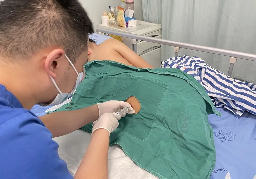 华西医院,3 次干细胞注射治疗后,截瘫患者站起来02●中山三院,一位