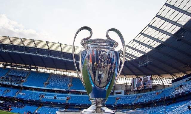 欧冠大耳朵杯来到直播间现场!到底有多沉重,两个人都举不动吗?