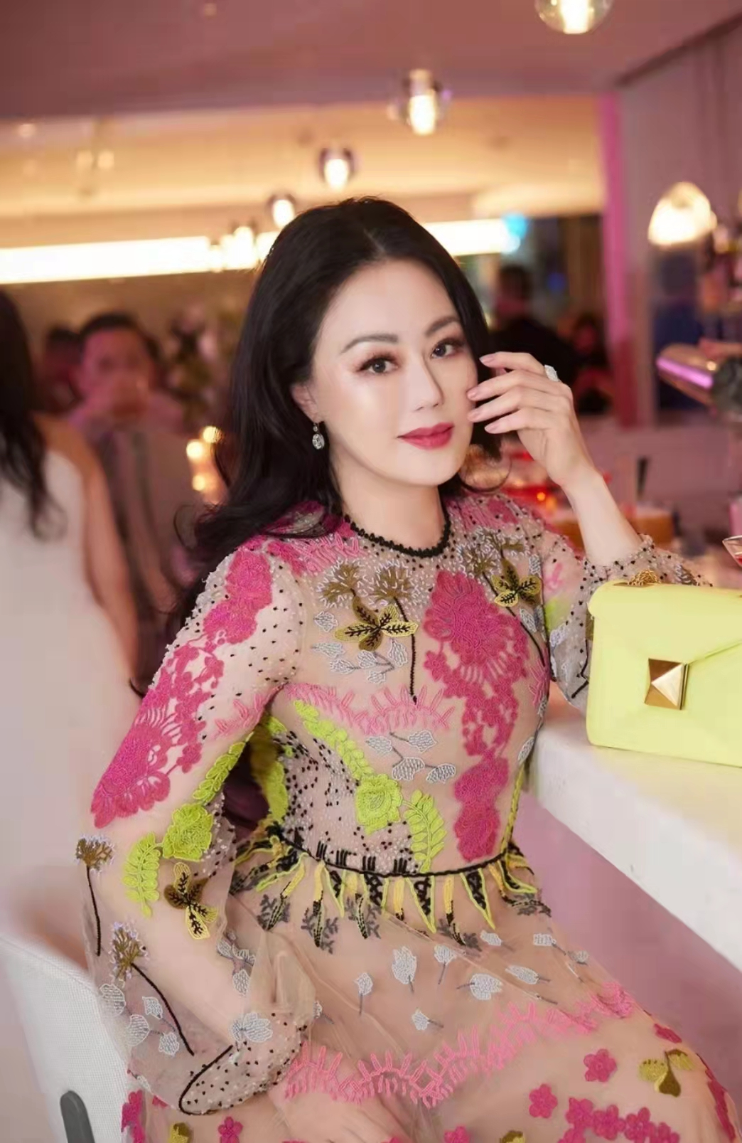 章小蕙才是真正见过世面的女人,穿裸粉色薄纱连衣裙,优雅又贵气