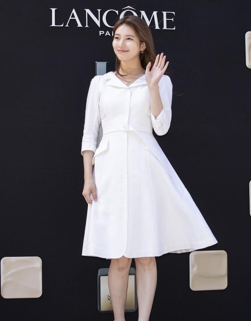 裴秀智身材太高级了西装裙显出曲线感奶油腿真挺吸睛