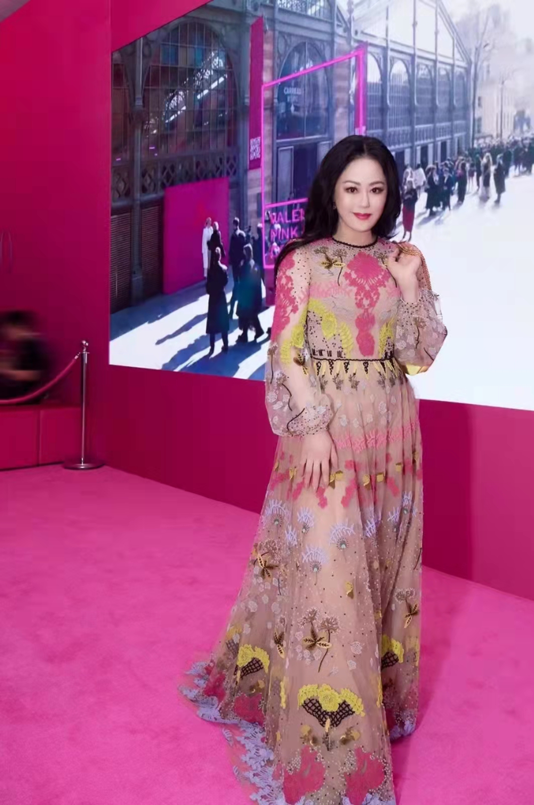 章小蕙才是真正见过世面的女人,穿裸粉色薄纱连衣裙,优雅又贵气