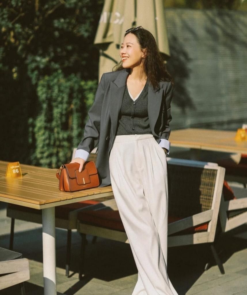 50岁以后的女人穿衣打扮多注意领口和腰部会更优雅时髦有品位