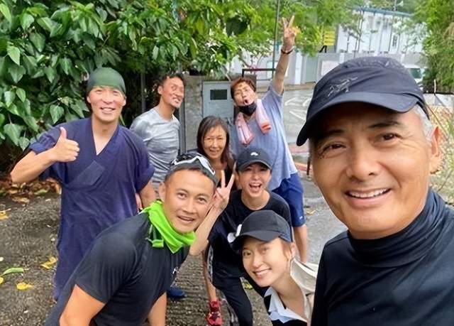 当得知好友曾江去世后,周润发感到悲痛万分,闭门未出停止了锻炼休闲区蓝鸢梦想 - Www.slyday.coM 当得知好友曾江去世后,周润发感到悲痛万分,闭门未出停止了锻炼休闲区蓝鸢梦想 - Www.slyday.coM