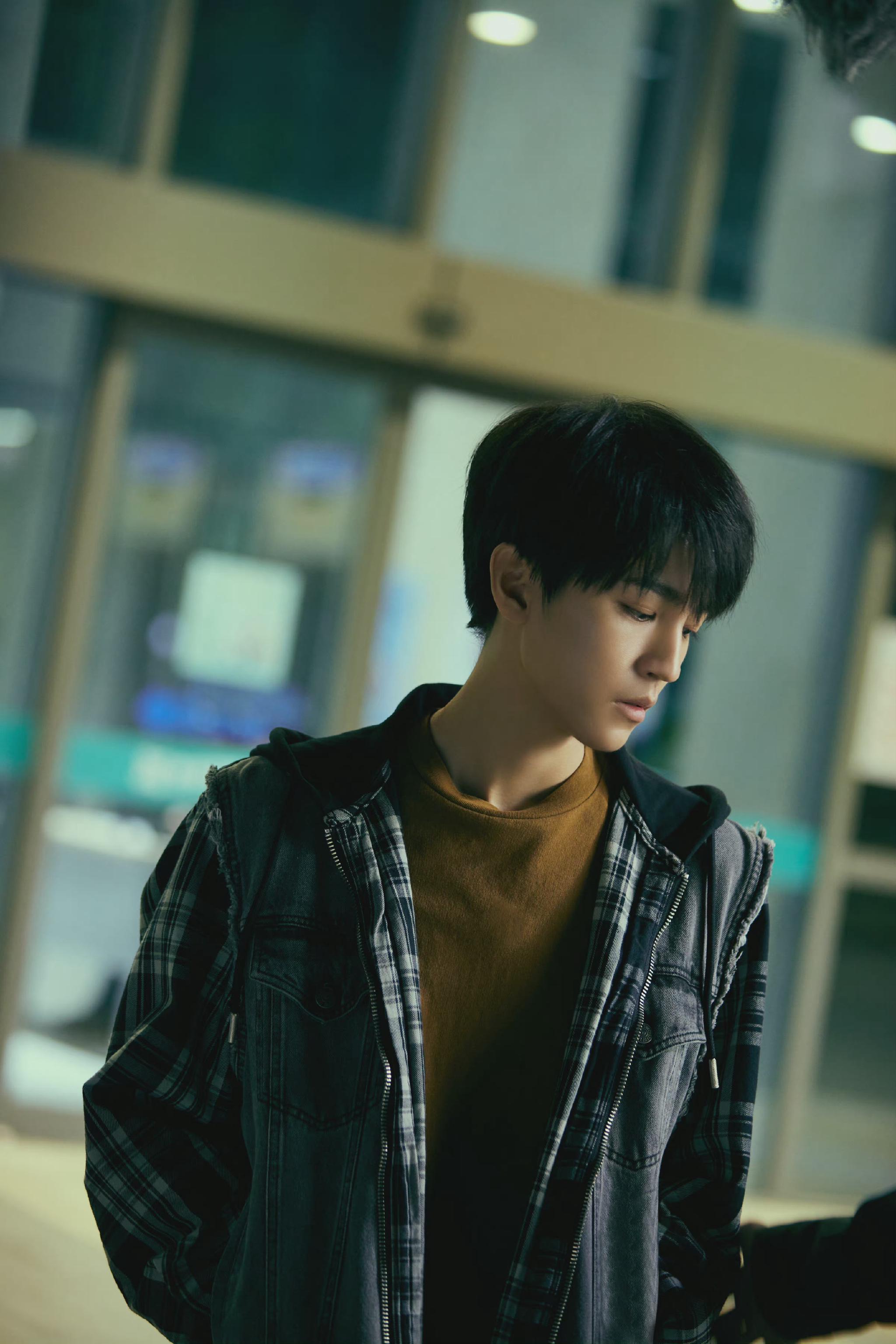 王俊凯重生之门剧照王俊凯剧透预警请记住这套ootd