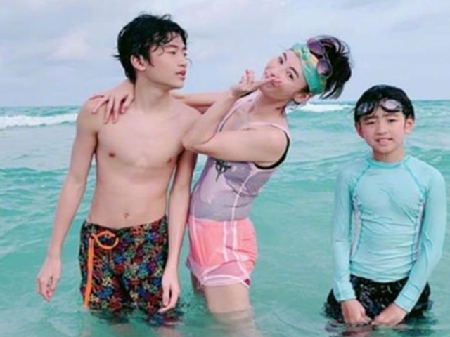 41岁张柏芝贴脸“小鲜肉”,幸福自拍!14岁大儿子暴风成长比妈高休闲区蓝鸢梦想 - Www.slyday.coM 41岁张柏芝贴脸“小鲜肉”,幸福自拍!14岁大儿子暴风成长比妈高休闲区蓝鸢梦想 - Www.slyday.coM