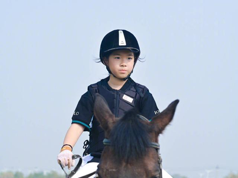 跟崔伟牵手成功后,黄奕带女儿骑马,志得意满!