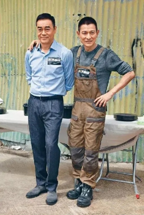 刘德华和刘青云老戏骨同框 搭配背带裤显职业范 华仔帅气不减|背带裤|