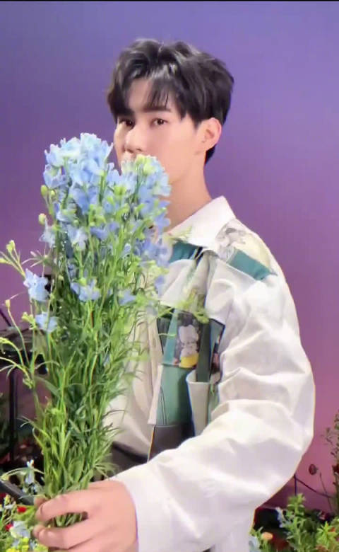 张真源给你春天的花捧着鲜花突然出现的张哥太可了眼神好深情我可以哇