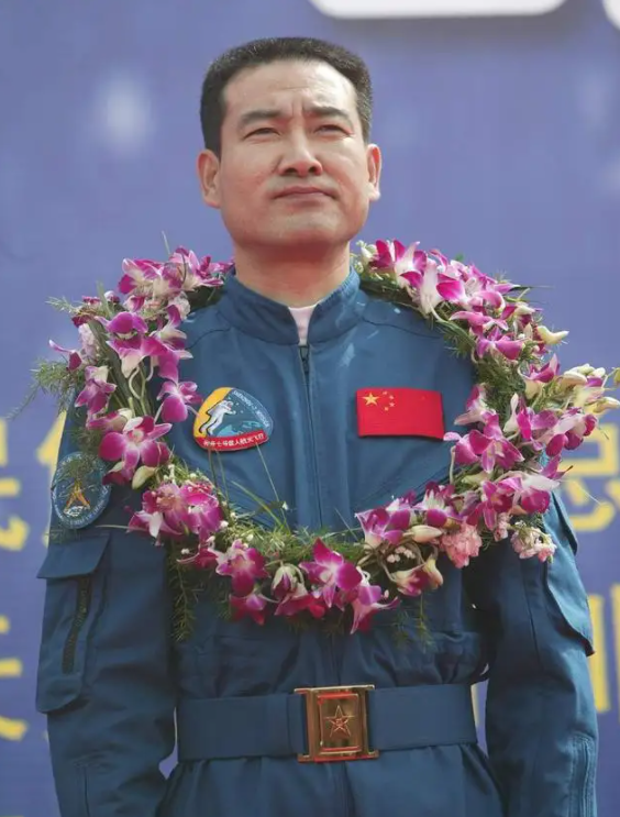 当上航天员给姐姐买房从小被长姐抚养翟志刚的姐姐这么的伟大