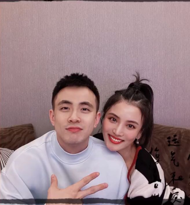 赵继伟的妻子是北京人艺的话剧演员王君瑞,为了迎接丈夫回家,她也做了